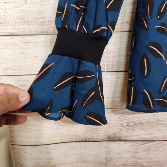 CAbi Shadow Leaf Blouse Women's Size Medium Ruffle Finish Flutter Sleeves Blue - Picture 4 of 13